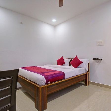Oyo 11670 Hotel Vishnu Priya Residency Hyderabad Exterior foto